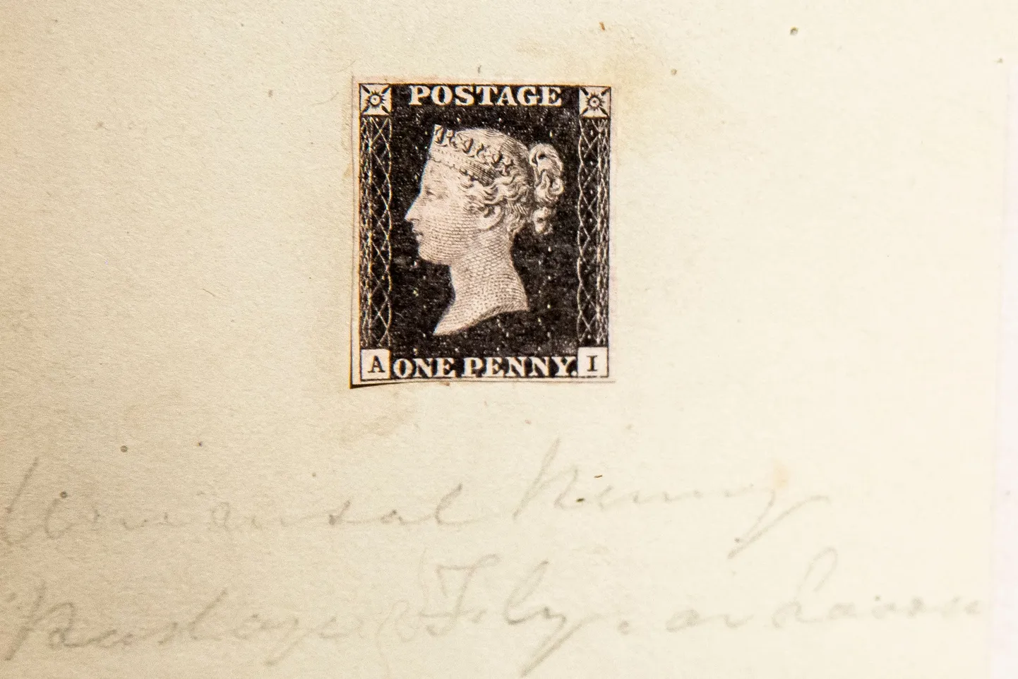 Maailma esimene kleebitav mark Penny Black, millel on kuninganna Victoria kujutis ja mis anti 1840 välja Suurbritannias.