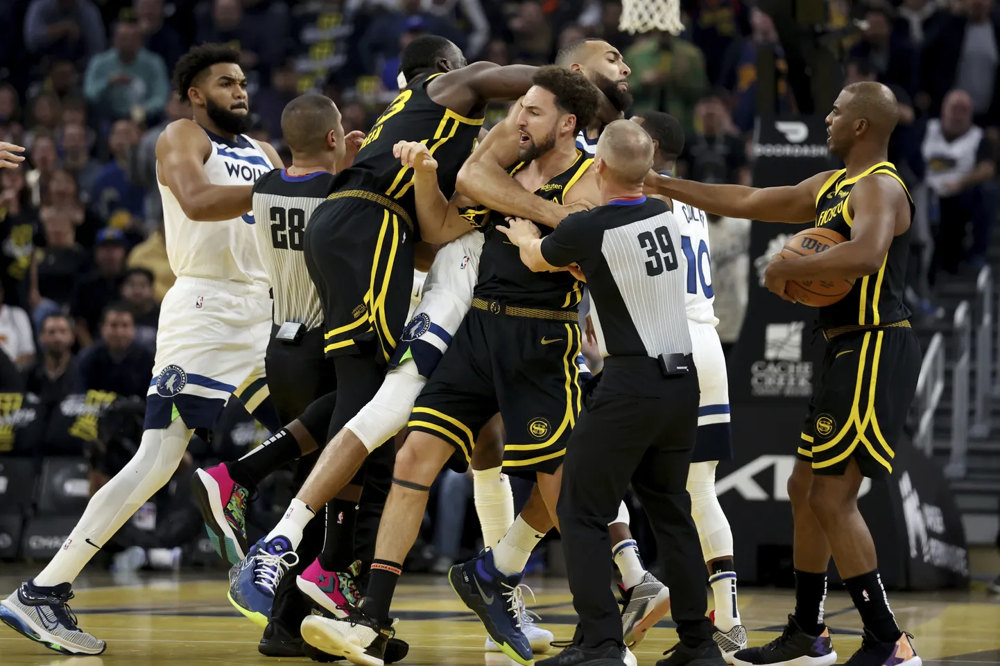 Golden State Warriorsi ja Minnesota Timberwolvesi mängijate vaheline kähmlus.