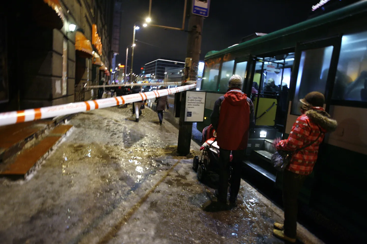 Narva maantee juures Hobujaama bussipeatuses kaitseb kõnniteed sulgev hoiatuslint jalakäijat küll libeduse ja jääpurikate eest, kuid sunnib selle eest tiheda liikklusega sõiduteel kõndima.