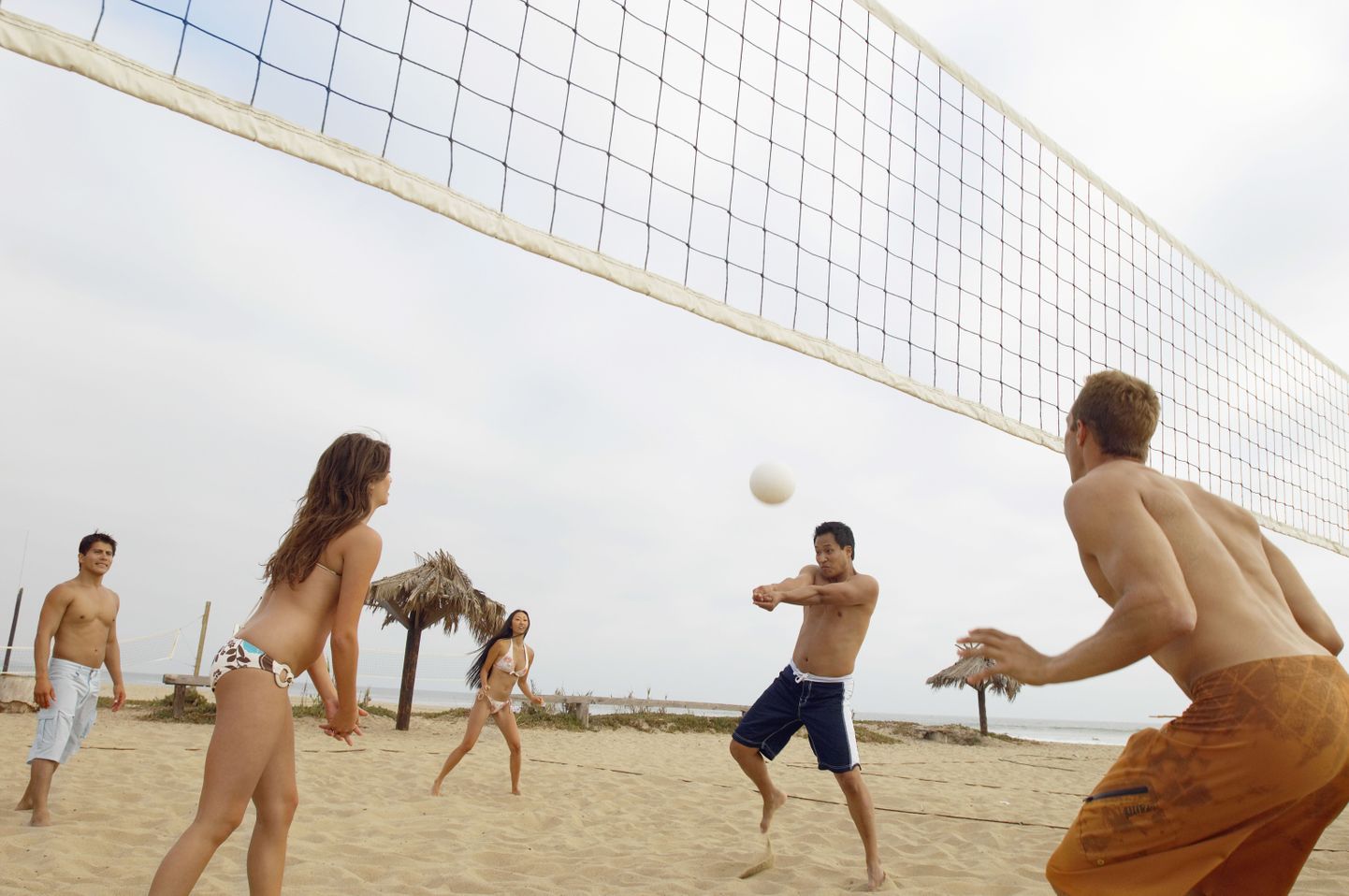 Võrkpall on populaarne suvetegevus, mida võetakse ette ka firma suvepäevadel.
