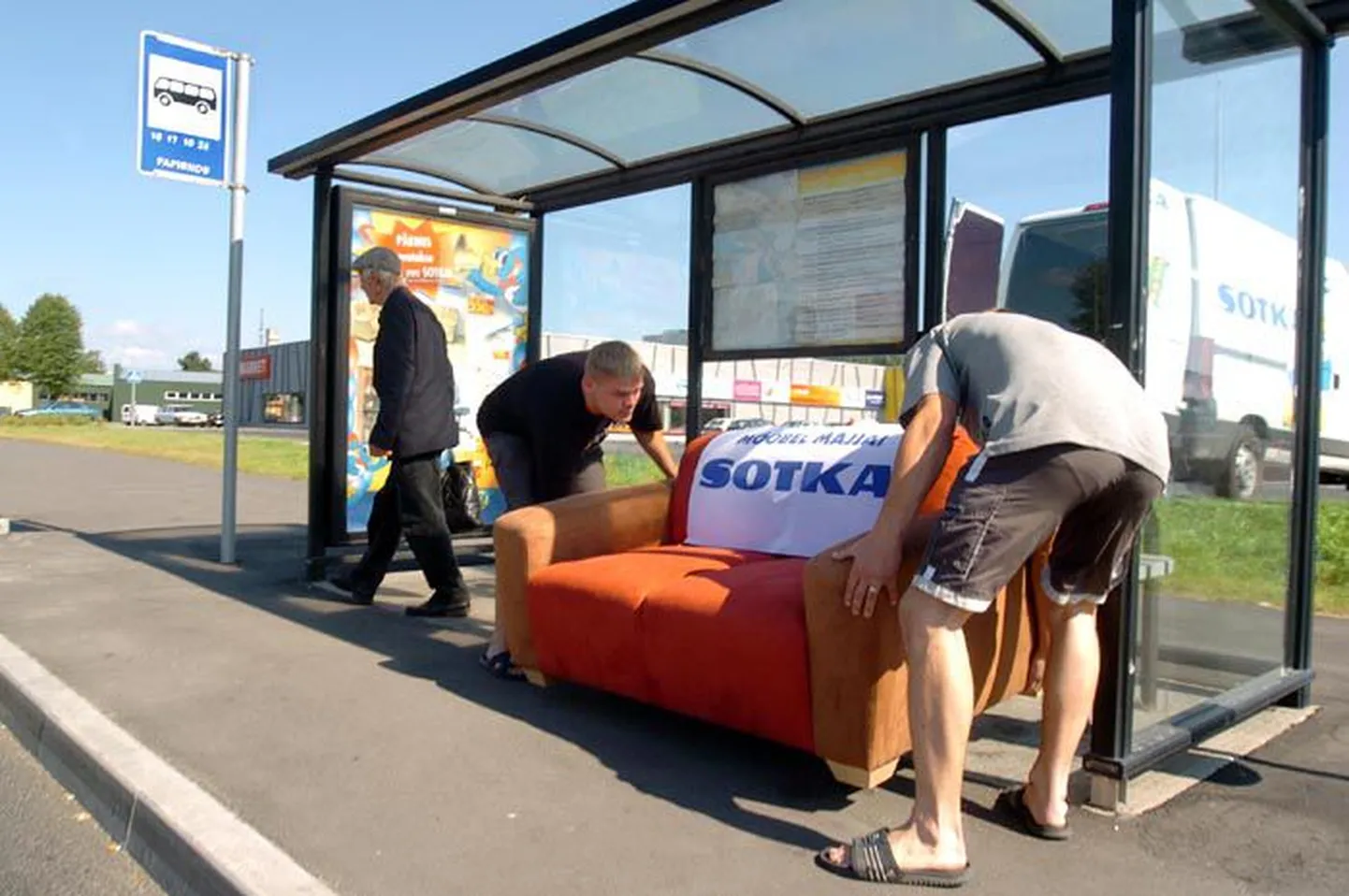 Sotka laotöötajad Janno Stolts (vasakul) ja Ramon Rohtla tõstavad paika diivanit, mille laadsed Pärnu linnaliinide bussipeatusi nädal aega kaunistavad.