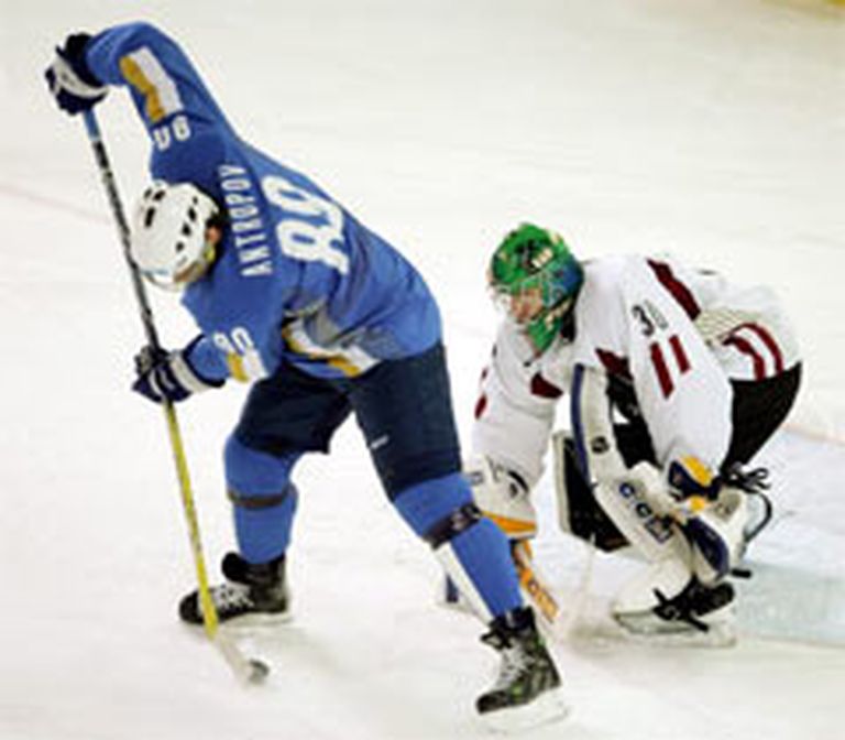 NHL vīrs Nikolajs Antropovs uzvar dueli ar Latvijas izlases vārtsargu Sergeju Naumovu. 