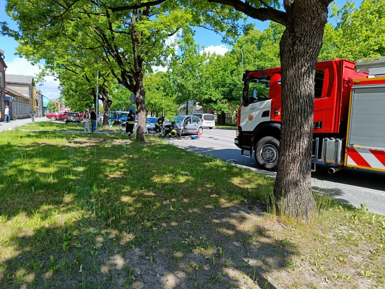 Avarii Pärnus Riia maanteel.