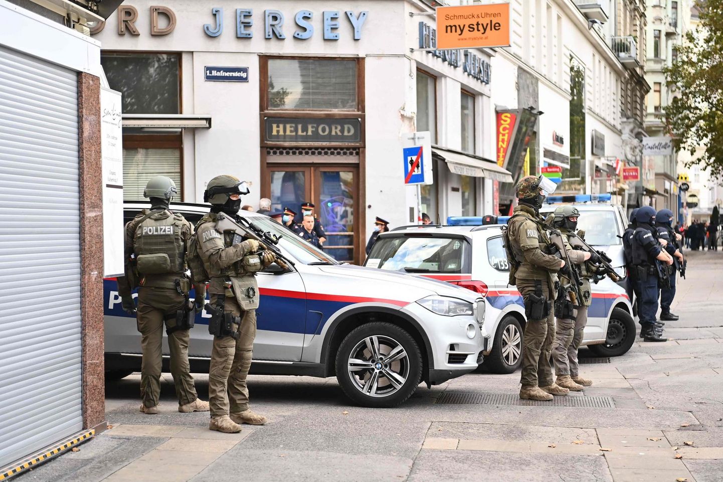 Relvastatud politseinikud eile päeval Viini kesklinnas.
