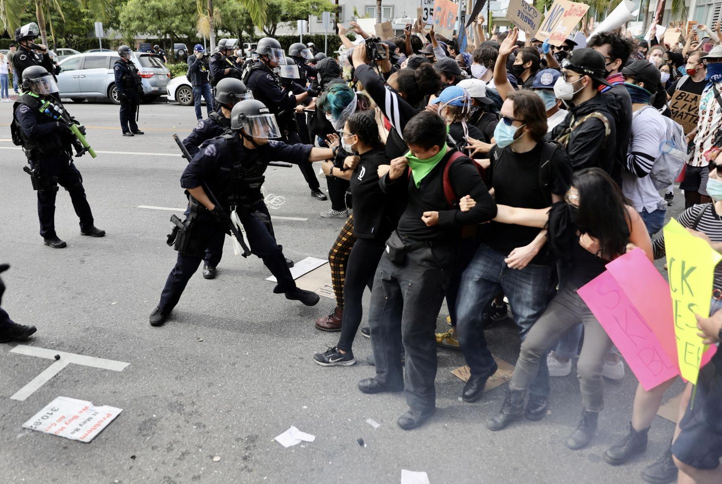 Nädalavahetusel kujunes rassismivastaste protestide tulipunktiks Los Angeles, kus vahistati sadu inimesi.