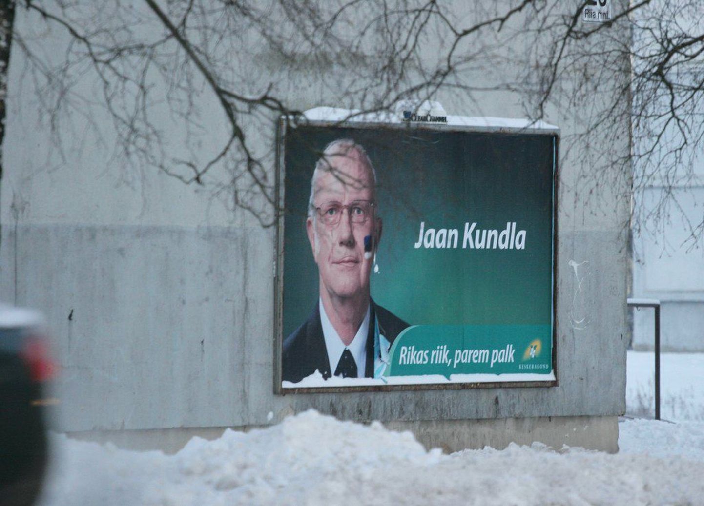 Pildil on Jaan Kundla  valimiste-eelne reklaamplakat..