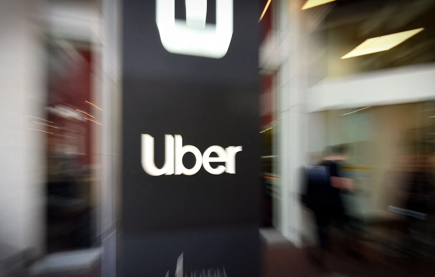 Uberi logo ettevõtte San Franciscos asuva peakorteri ees.