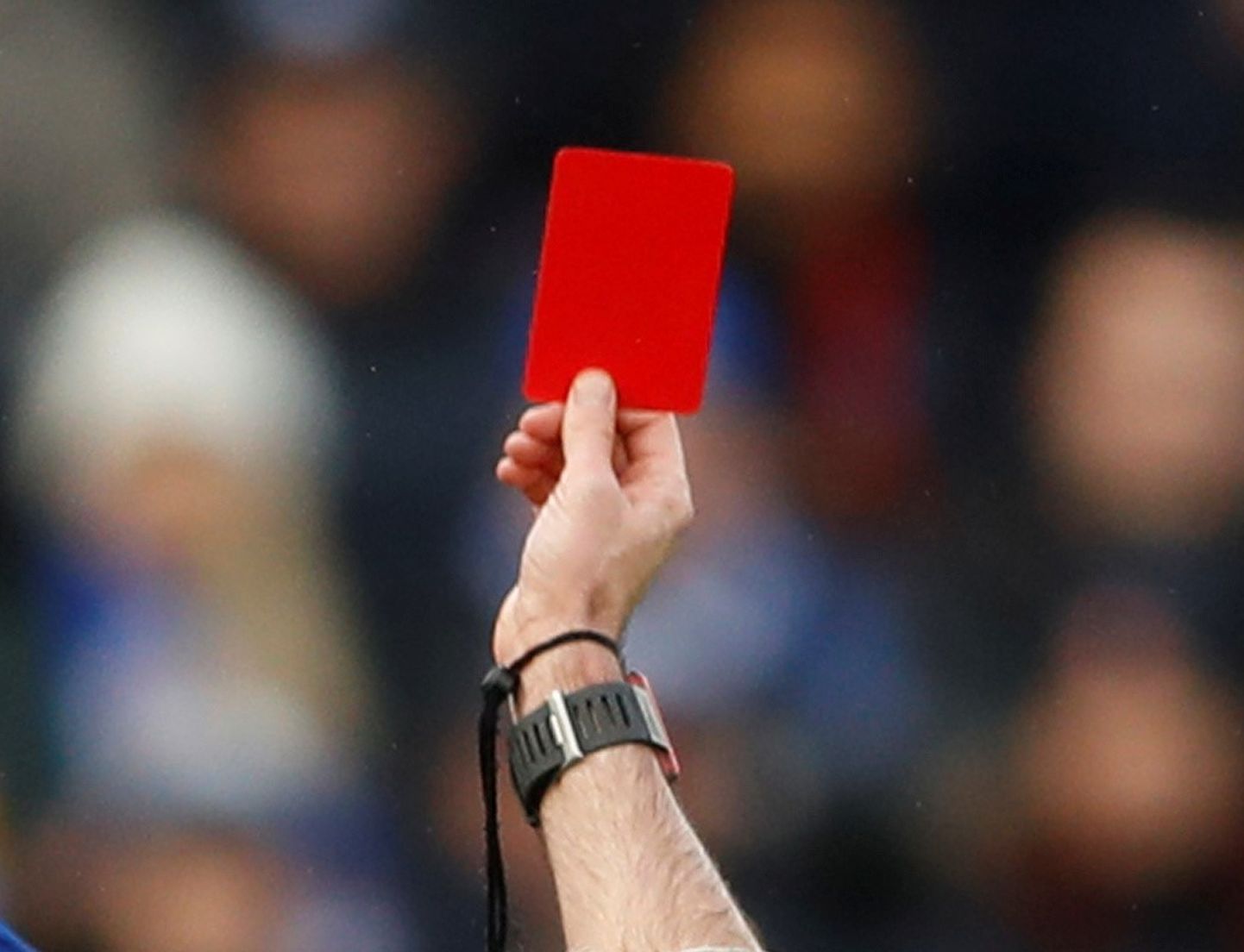 Eesti jalgpalliliigas lõi mängija kohtunikku rusikaga näkku pärast talle näidatud punast kaarti.