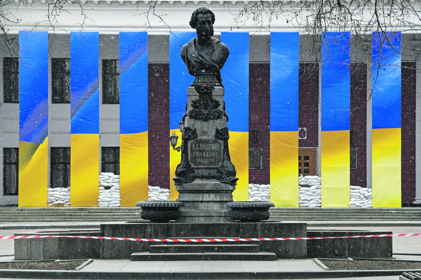 Памятник Пушкину в Одессе на Николаевском бульваре еще стоит (март 2022) Фоном ему служат национальные цвета Украины и мешки с песком - защита от российских снарядов.