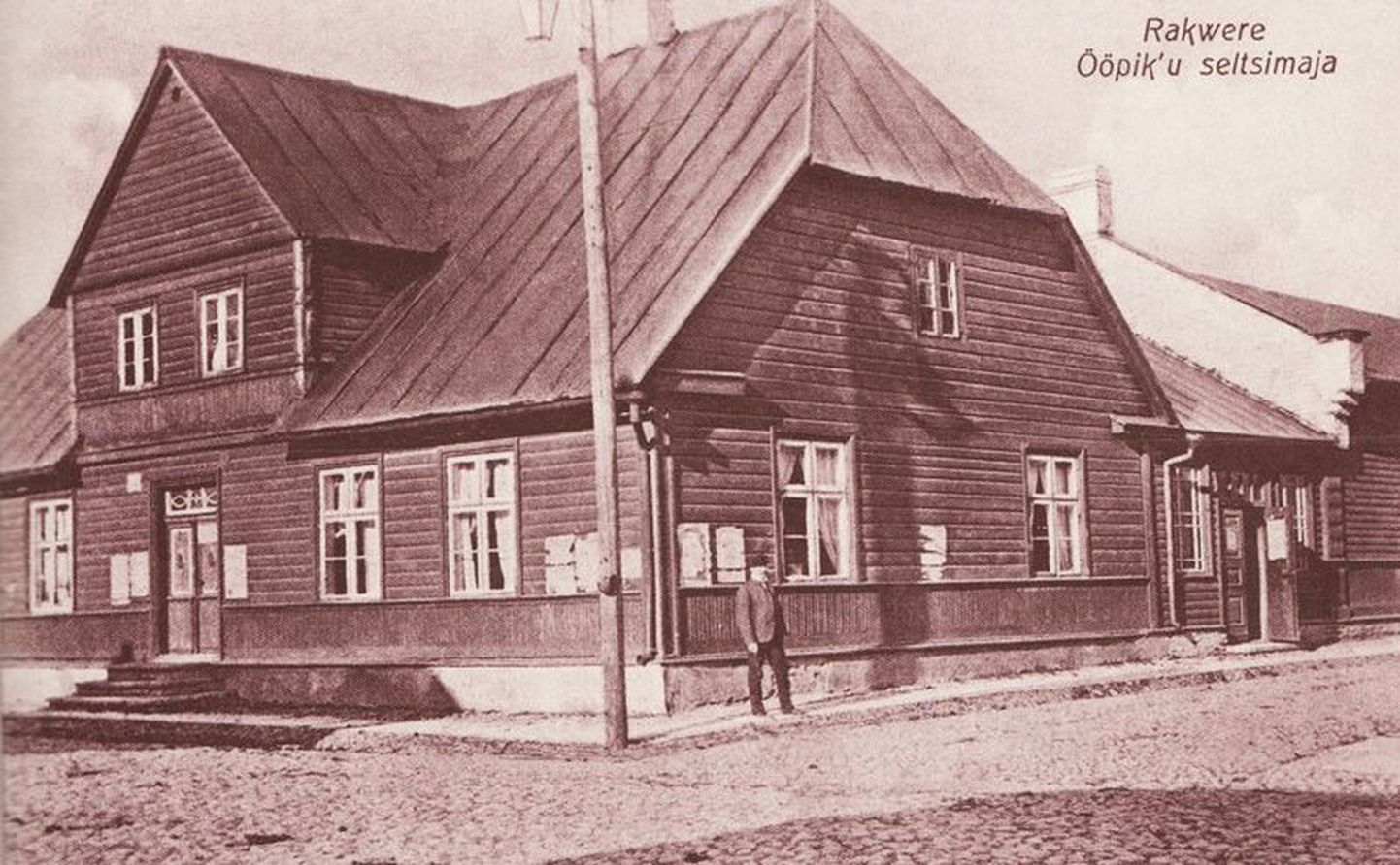 Omaaegne Ööpiku seltsimaja, mis hiljem haridusseltsi omaks sai, müüdi 1916. aastal võlgade katteks ärimees Ivan Rosnikovile.