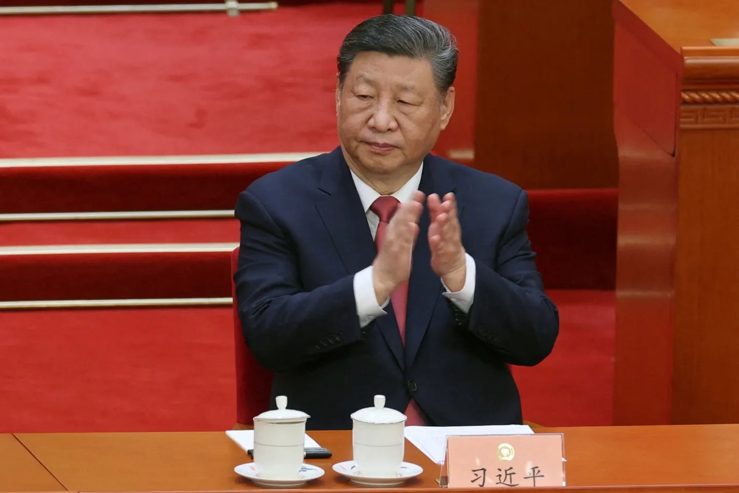 Hiina president Xi Jinping aplodeerimas koosolekul Pekingis 10. märtsil 2025.
