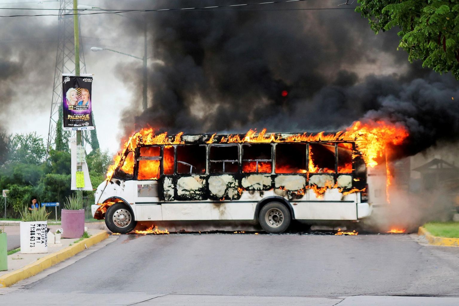 Sinaloa narkokartelli liikmed süütasid Culiacáni kokkupõrgetes bussi, et tõkestada julgeolekujõudude teed.