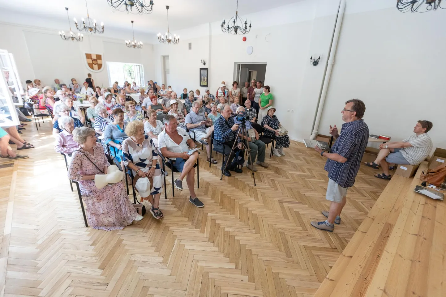 Türi linna 96. sünnipäeval esitles koduloolane Kaarel Aluoja Türi vallavalitsuse saalis trükivärsket raamatut «Türi linna lood sõnas ja pildis». Huvilisi kogunes esitlusele nii palju, et toole tuli järjest juurde kanda.