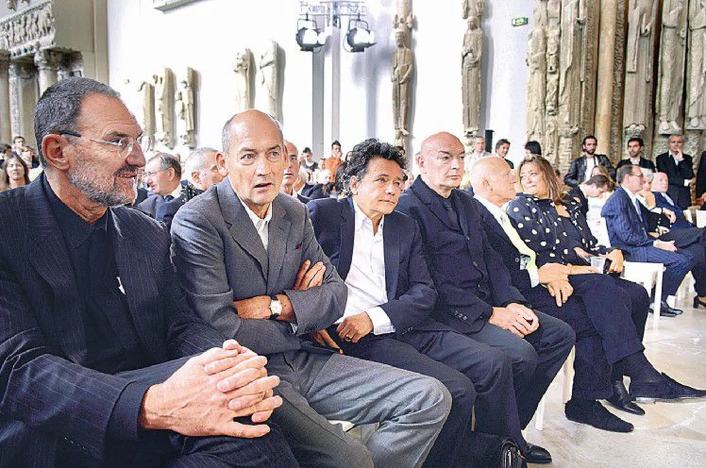 Tipparhitektide koorekiht arhitektuurimuuseumi avamisel (vasakult): Thom Mayane (USA), Rem Koolhaas (Holland), Christian de Portzamparc  ja Jean Nouvel (Prantsusmaa), Norman Foster (Inglismaa) ja Zaha Hadid (Iraak).