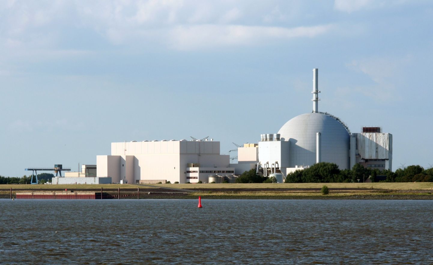 Vattenfallil osalusega on Saksamaal kolm tuumaelektrijaama. Neist loobumise eest makstakse ettevõttele 1,425 miljardit eurot. Pildil Brokdorfi tuumajaam Elbe jõe ääras