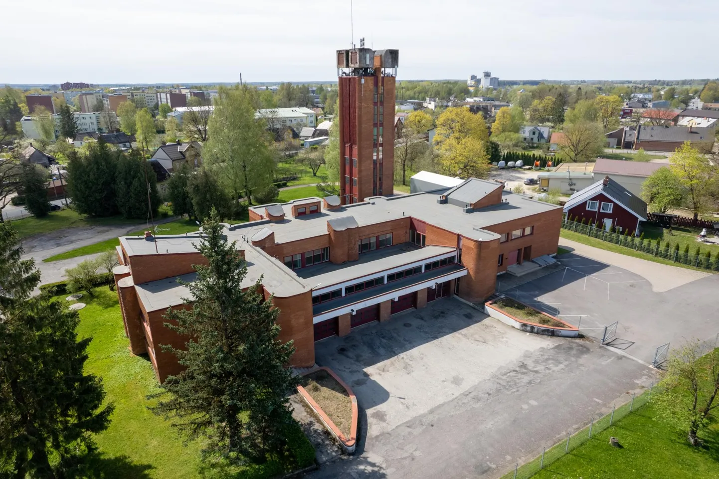Kolmapäeval lõppes Viljandi tuletõrjedepoo müük enampakkumise korras. Ehkki ühegi ostjaga lepingusse ei astutud, on huvi maja vastu kinnisvarafirma esindaja väitel suur.