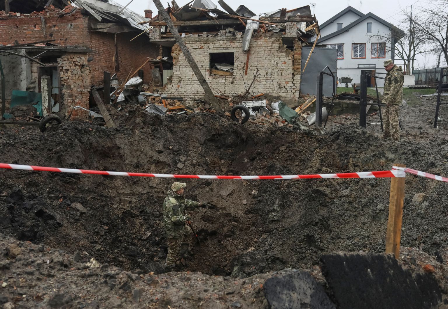 Ukraina teenistujad Vene raketirünnakust tekkinud kraatris Lvivi elamurajoonis 16. novembril.