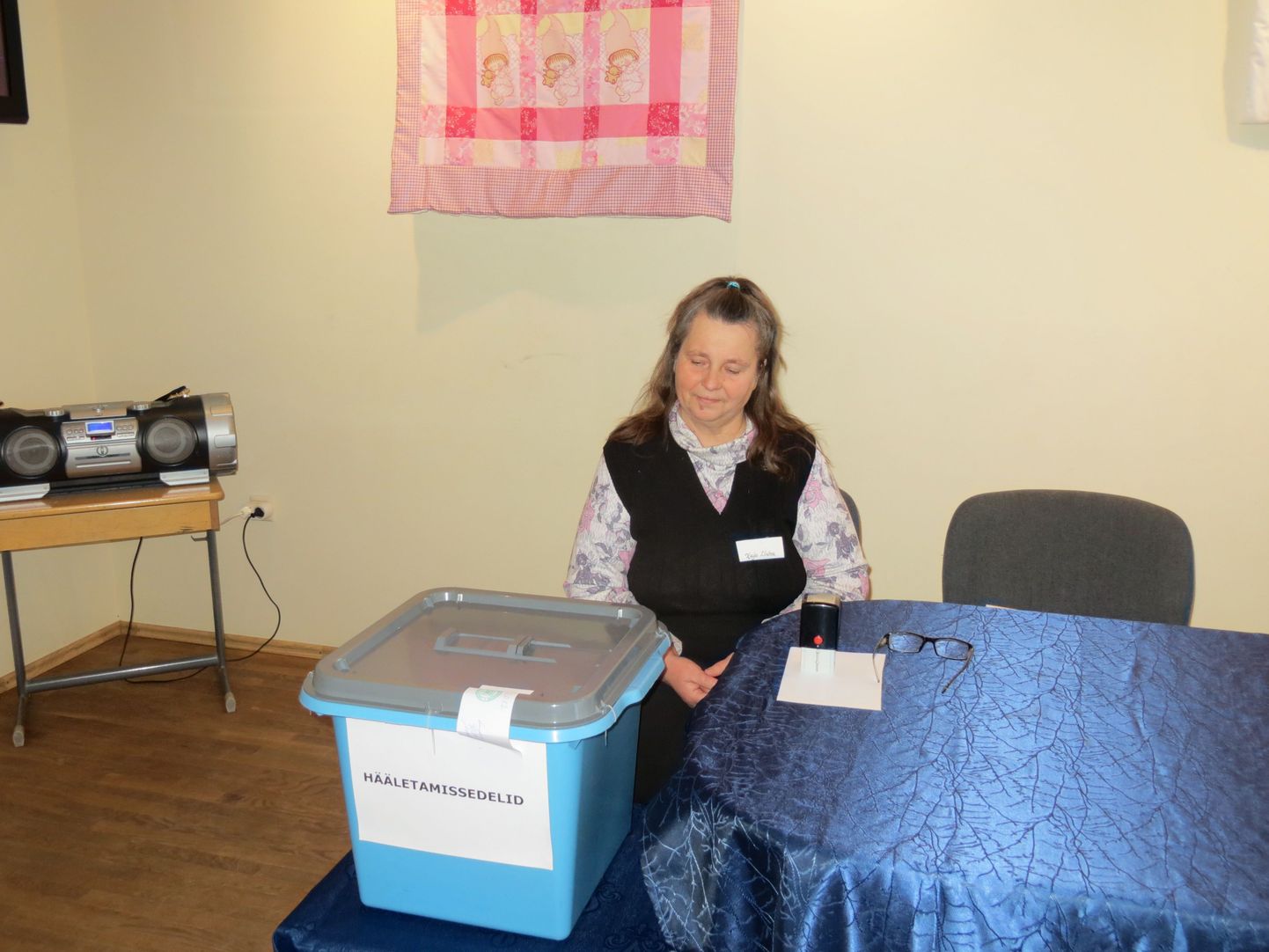 Hääletuskasti avas Puka valla hääletuskomisjoni liige Kaja Linder.