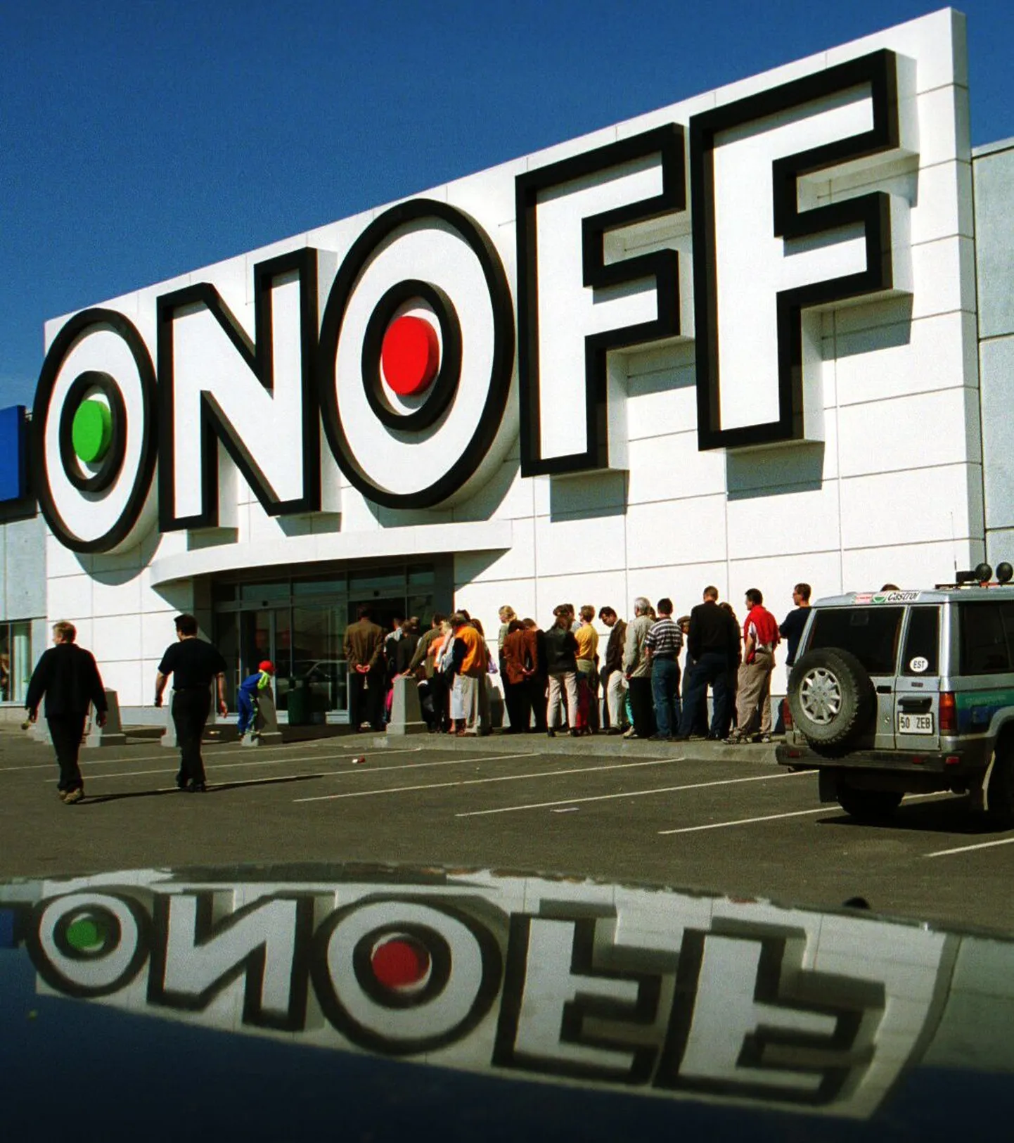 OnOffi poe avamine pealinnas 10 aastat tagasi tõi odava teleri ostjad juba tunde varem järjekorda.
