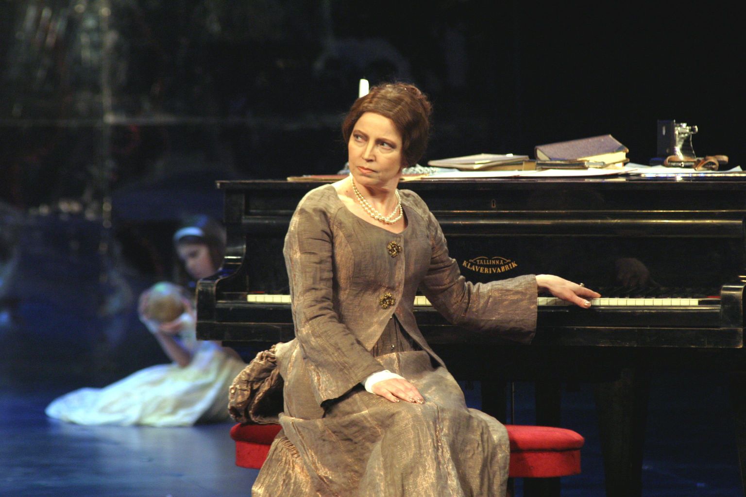 Kersti Kreismann Helene Alving rollis, Ibseni «Kummitused» esietendus Eesti Draamateatris 2003.aastal.