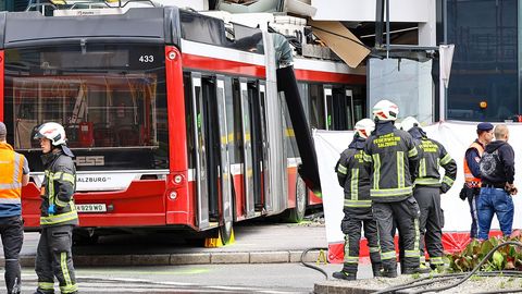 Trolejbusam ietriecoties lielveikalā, Austrijā gājis bojā viens cilvēks