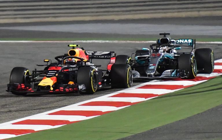 Lewis Hamiltoni ja Max Verstappeni autod on äsja kokku puutunud, hollandlase Red Bulli vasak tagarehv vajub kohe-kohe õhust tühjaks.