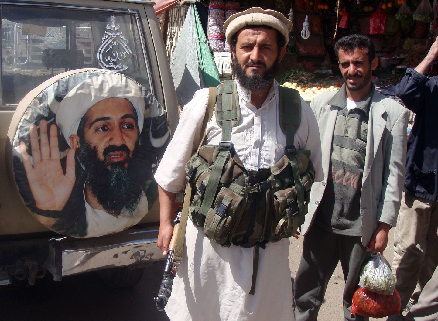 Члены "Аль-Каиды" с портретом бен Ладена. Иллюстративное фото