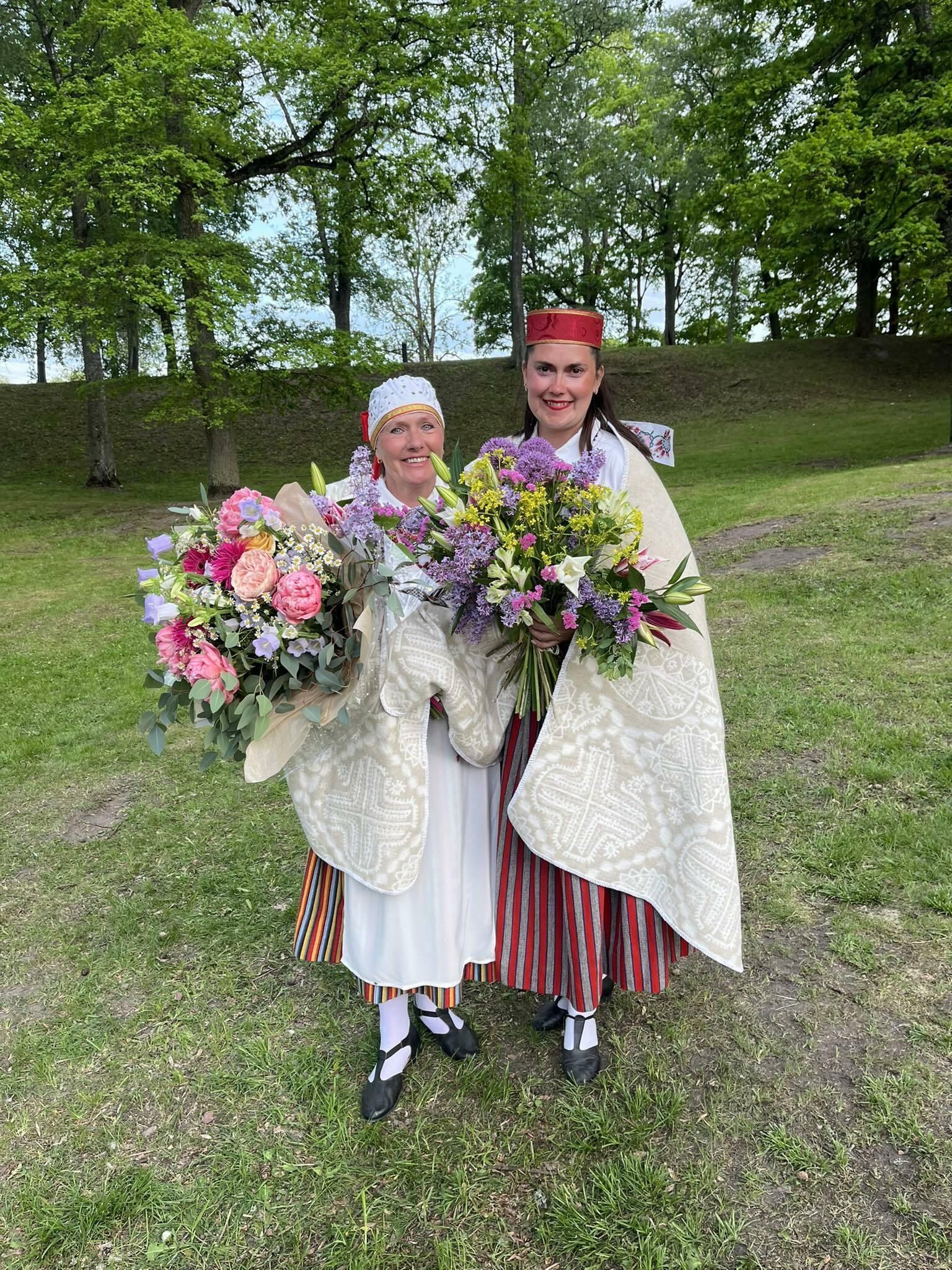 Marika Kuusik ja Kätlin Merisalu külvati pärast suurt pidu lillesülemitega üle.