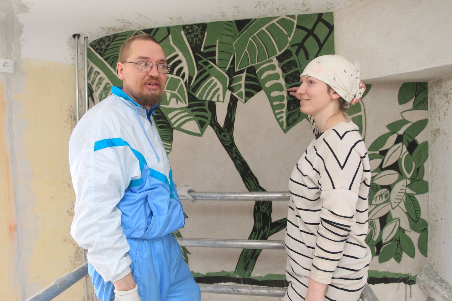 Nadežda Tšernobai ja Peeter Krosmann tegid pildistamiseks oma töös väikse pausi.