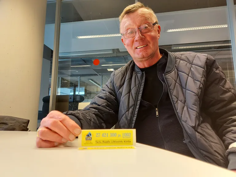 Vambola Paavo sai sel esmaspäeval Tartu Postimehe toimetuses paar Tartu Raadio kleepsu, mille talle oli jätnud Madis Ligi.