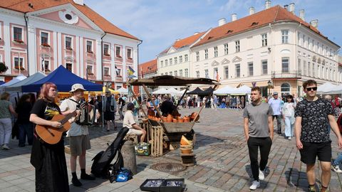 GALERII ⟩ Muusika, karussell, teater ja õnneloos. Kaup ja kaupmehed hansalaadal koos
