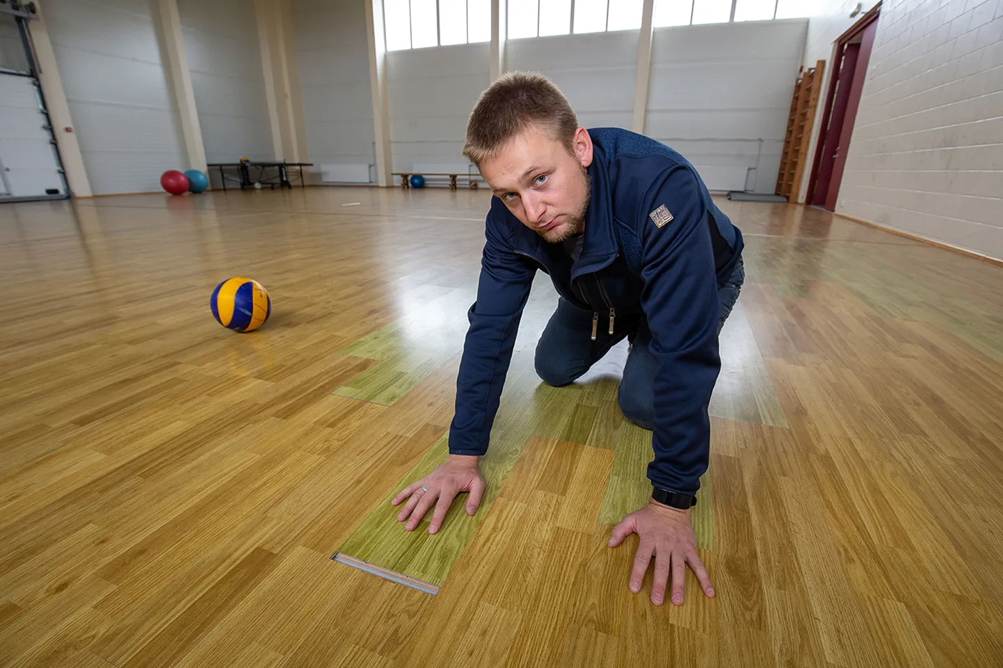 Väätsa tervisekompleksi juhataja Taavi Parts näitab, kui ohtlik on väikse saali lapitud põrand, sest paigatud tükid liiguvad ning nendel võib libastuda. Samuti leiab palju muid vigu, mis teevad ruumis sportimise ohtlikuks.