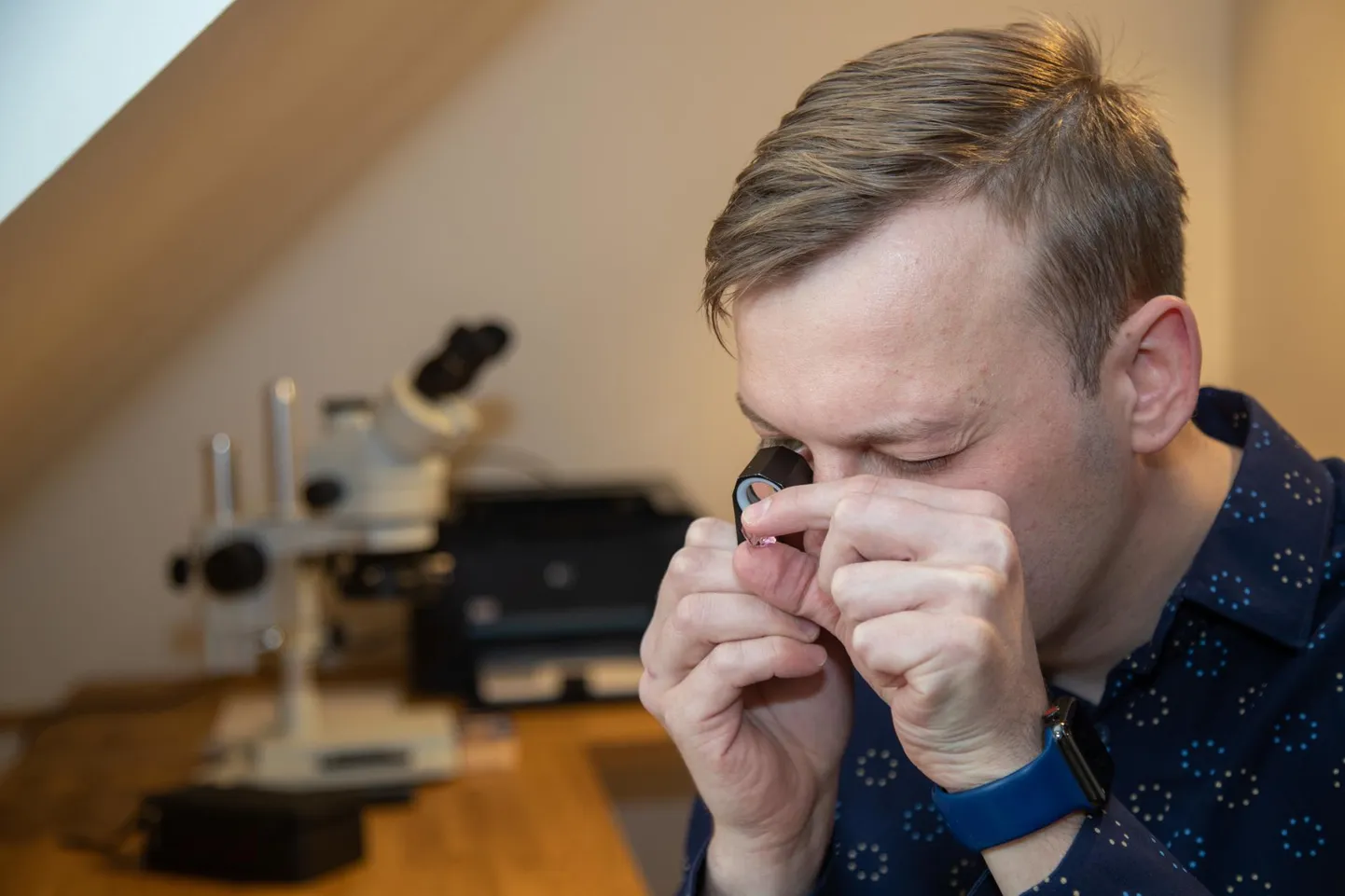 Estonian Gem Factory eestvedaja, vääriskivilihvija Sander Priks teenis mainekal võistlusel oma tööga maailmas teise koha. Nagu ta ise ütles, on ta alati olnud seda meelt, et kui midagi teha, siis teha seda nii hästi kui võimalik. "See kivi on tõestus, et kui on piisavalt tahtmist, saab ka maailma tippu," lausus ta.