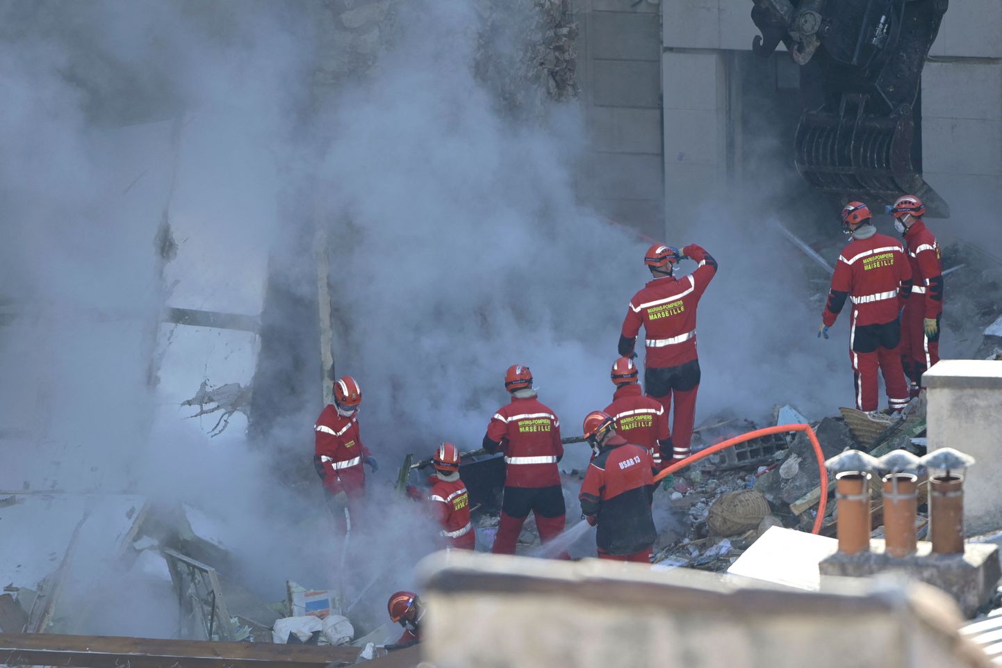 В Марселе под завалами обрушившегося дома остаются 8 человек.