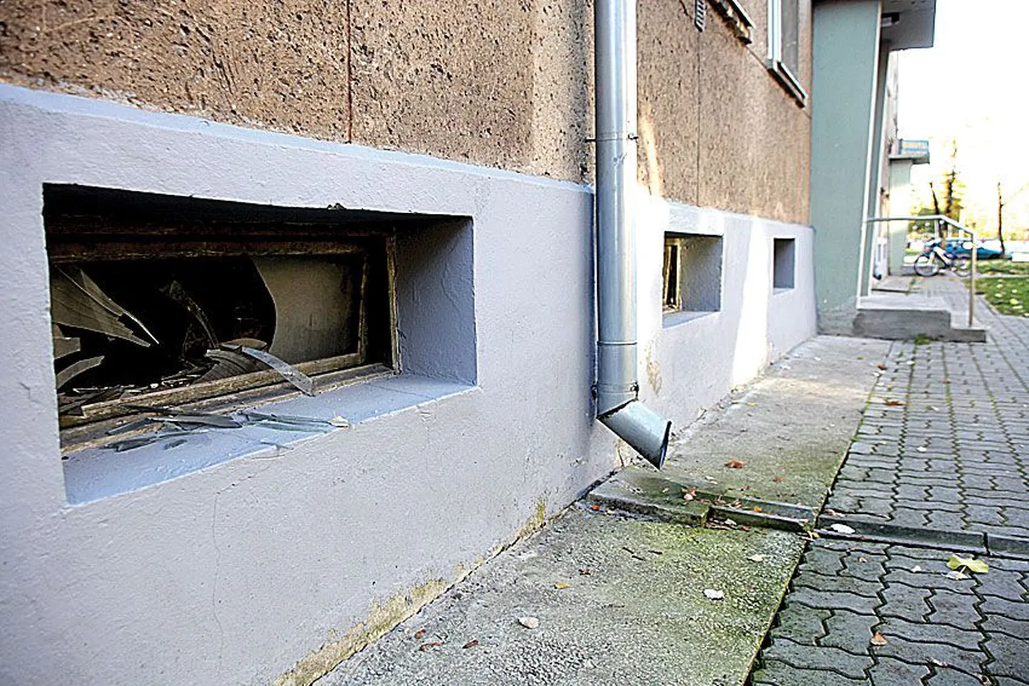 Struve 5 maja keldriruumi lõhutud aken.