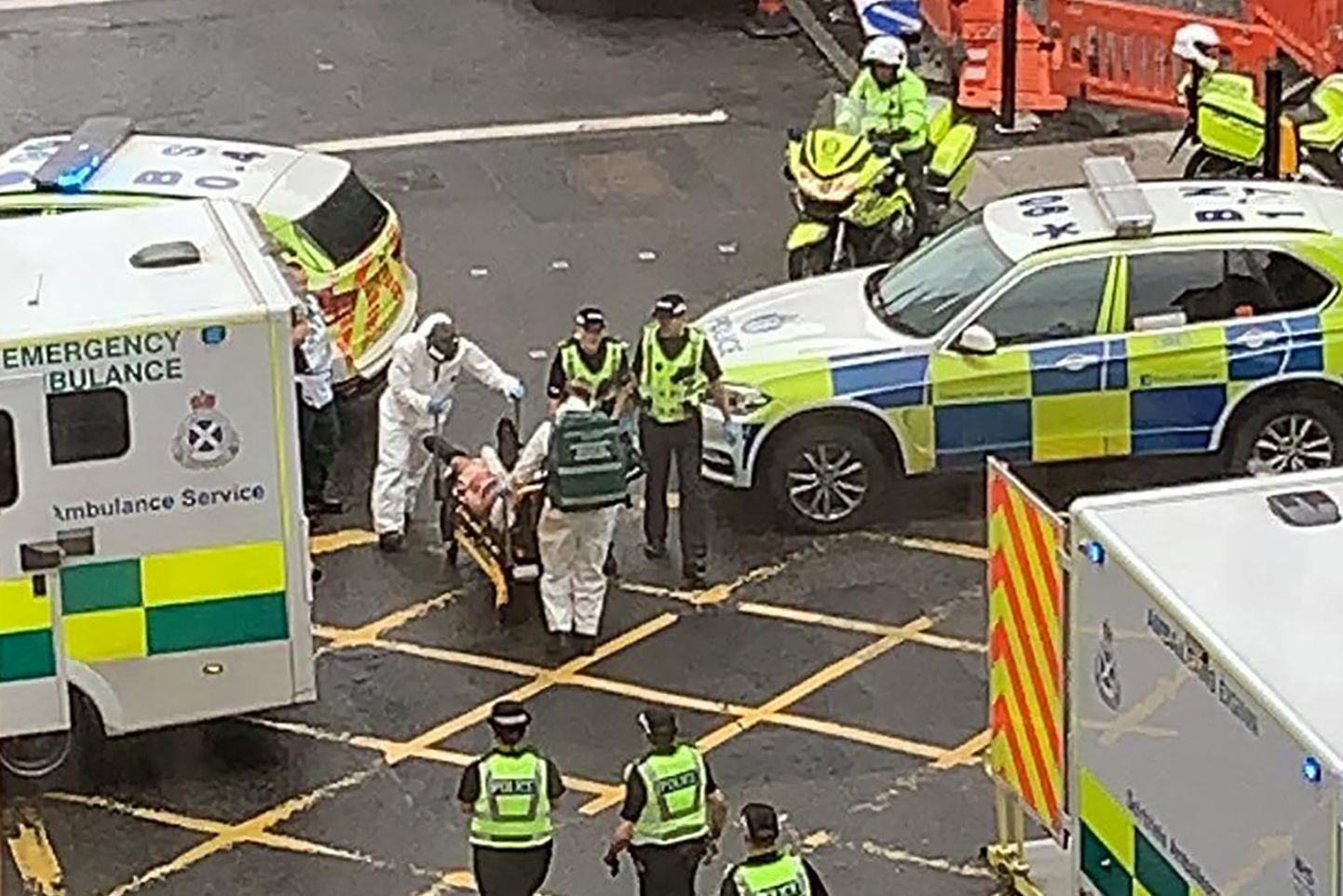 Politseinikud ja päästjad Glasgow' tänaval.