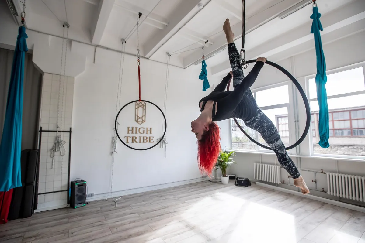 Treener Eliise Piirla teeb graatsilisi trikke õhurõngal stuudios High Tribe.