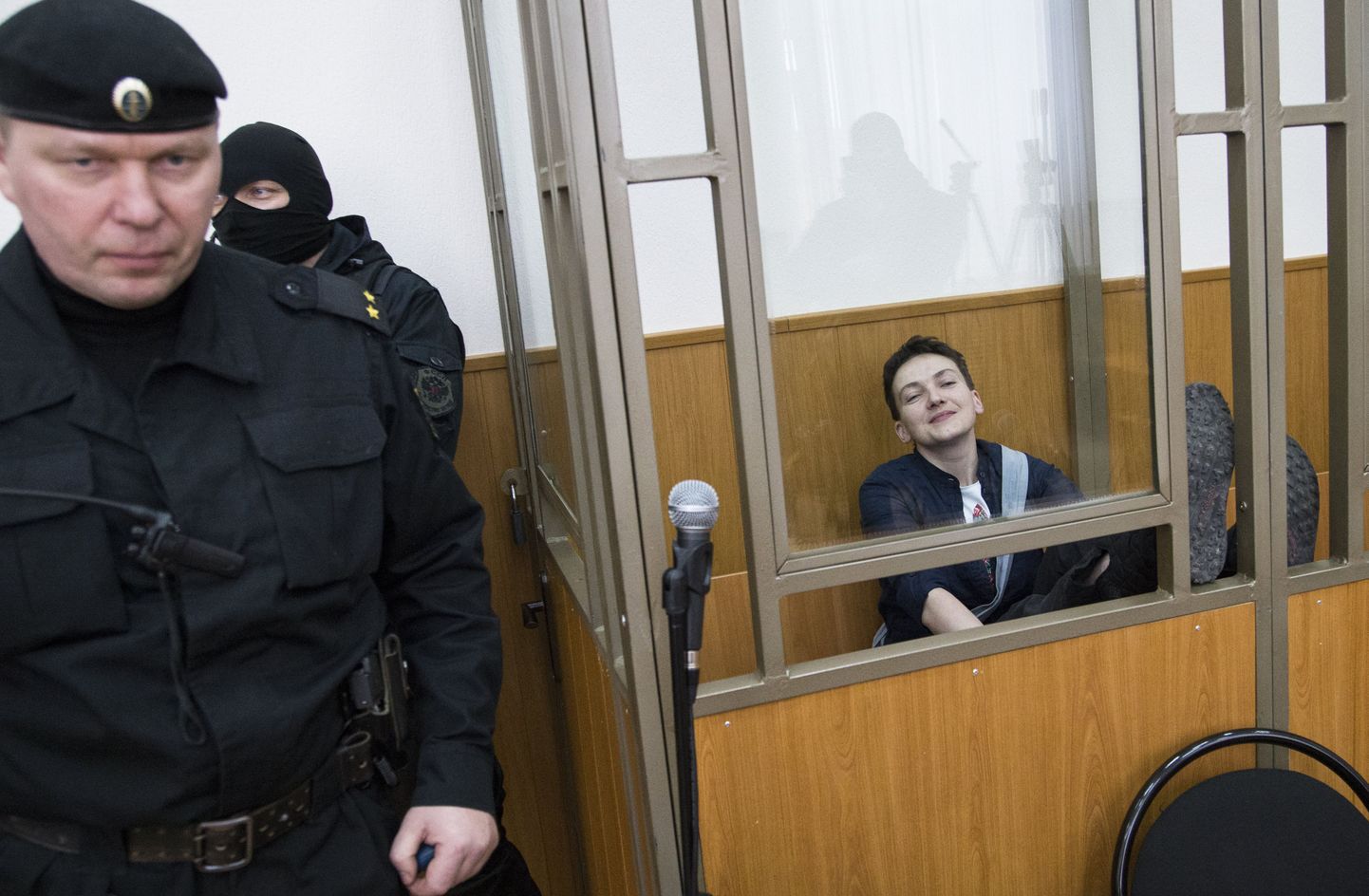 Ukraina armee leitnant Nadežda Savtšenkot enne kohtuotsuse väljakuulutamist 21. märtsil Rostovi oblasti Donetski linnakohtus. 22. märtsil mõistis kohus ta 22 aastaks vangi osalemise eest kahe Vene ajakirjaniku tapmises Ida-Ukrainas.