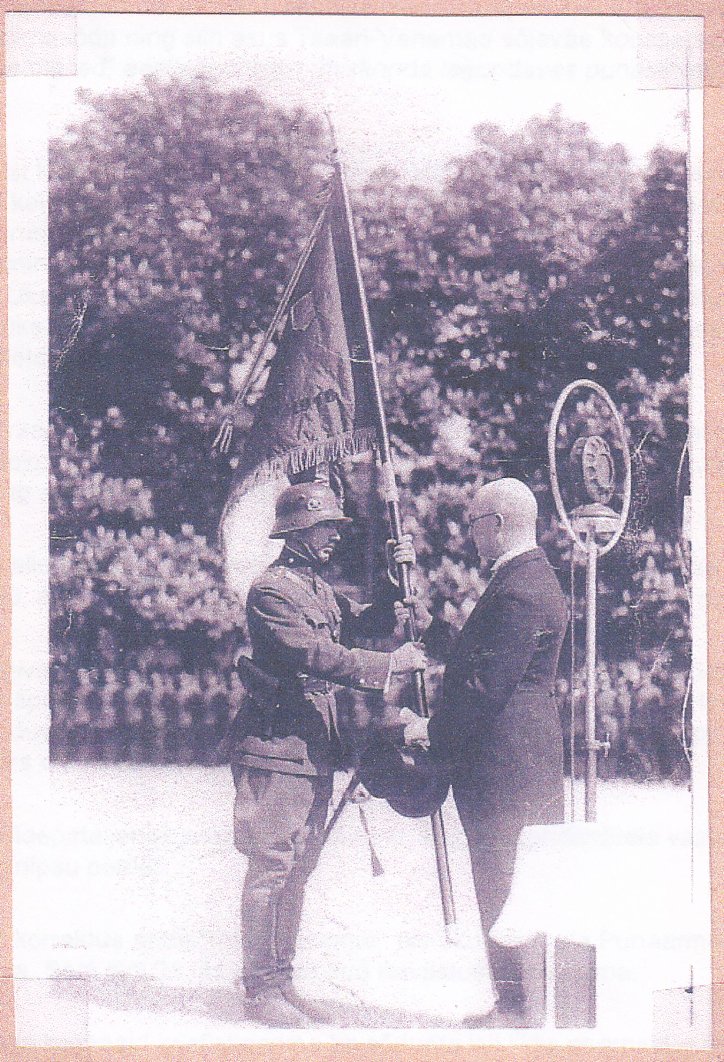 Pidulikul ülesrivistusel Vabadusplatsil ulatab riigivanem Otto Strandman (paremal) vastse lipu sidepataljoni ülemale kolonelleitnant Friedrich Kapsile.