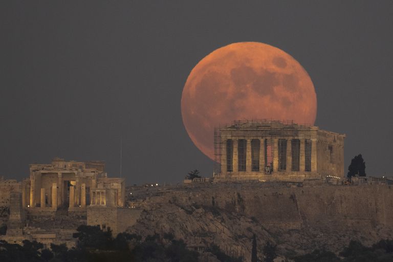 Луна над Парфеноном, V век до н. э. Афины, Греция, ноябрь 2022 года.
