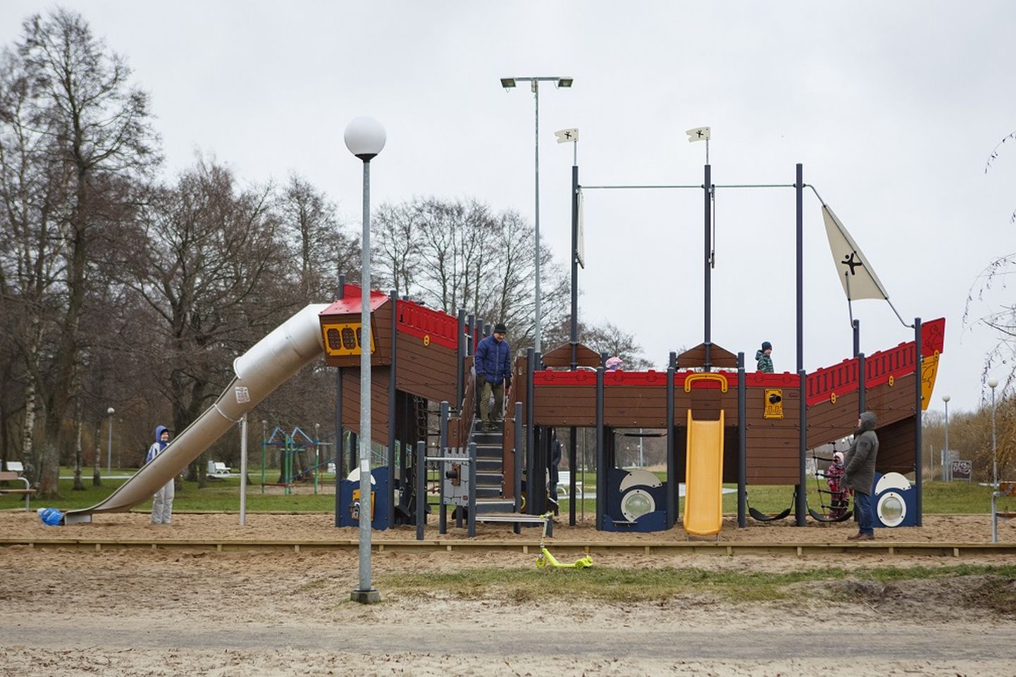 Город Таллинн обновил детские игровые площадки на Штромке.