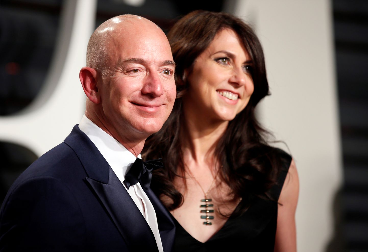 Nüüdseks lahutatud Jeff ja MacKenzie Bezosed kaotasid eile kahe peale kokku 5,3 miljardit dollarit.