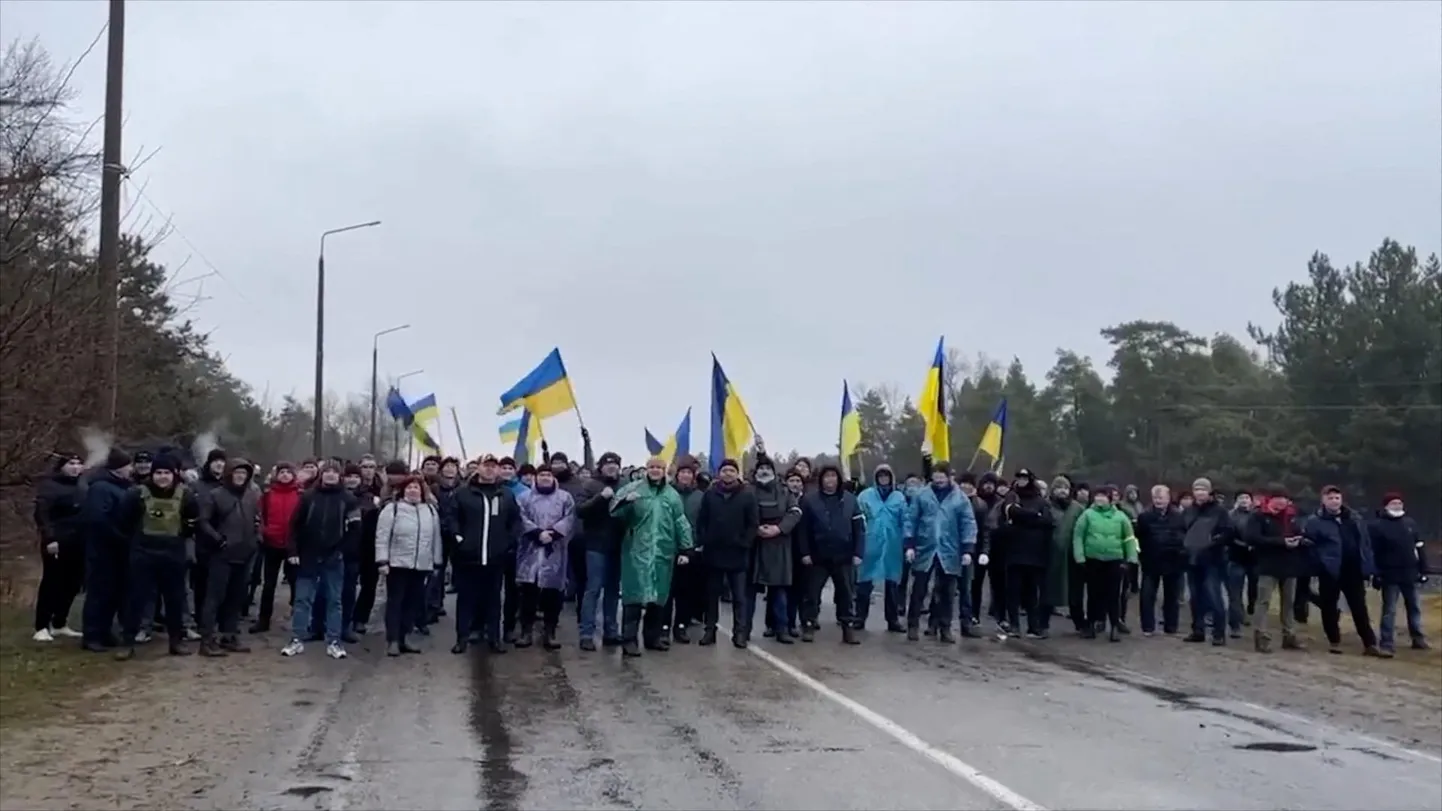 Kohalikud elanikud ja Zaporižžja tuumaenergiajaama töötajad blokeerisid üleeile lähenevatele Vene vägedele teid Enerhodaris.