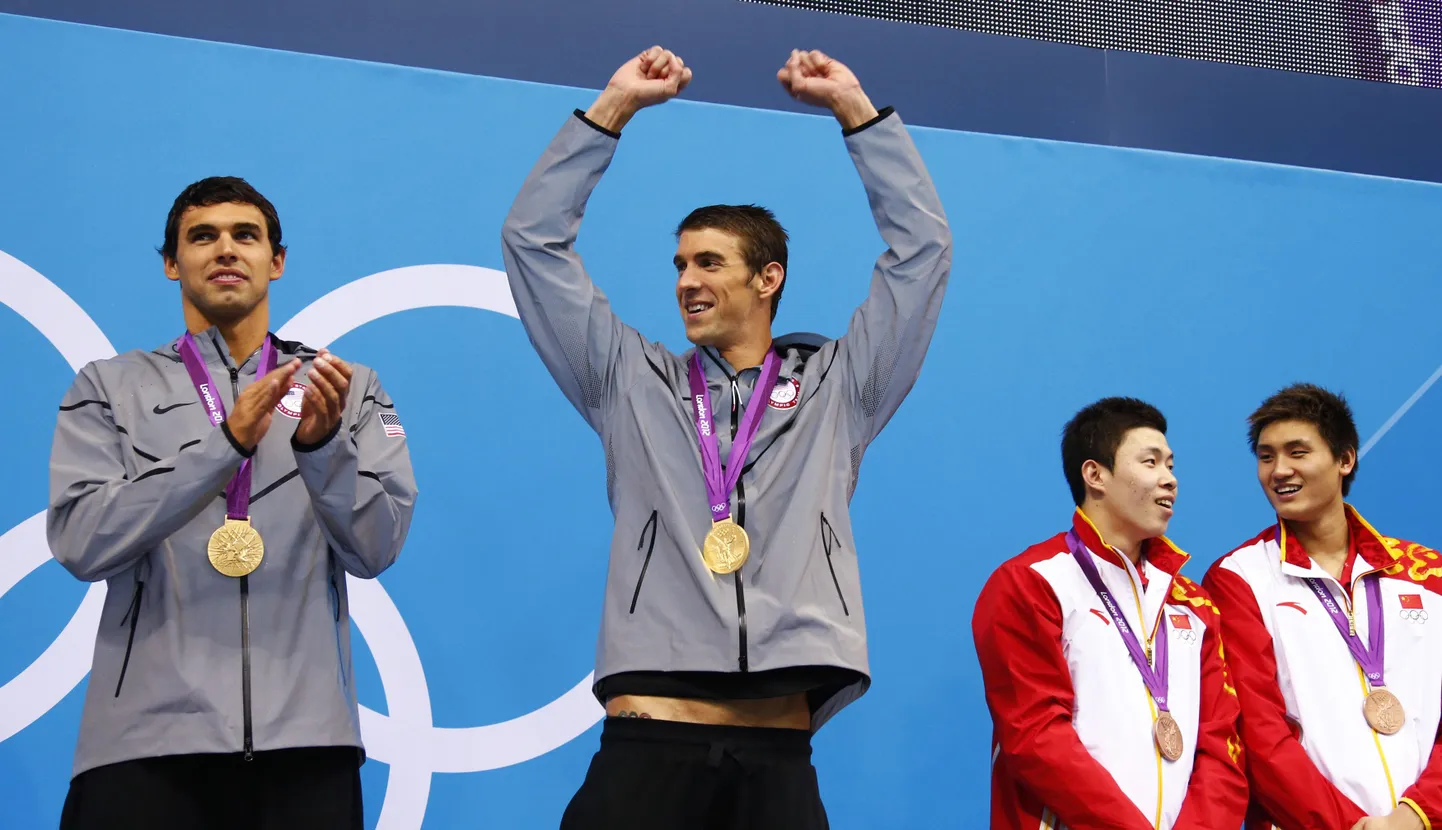 Michael Phelps (keskel) saamas kätte ajaloolist olümpiamedalit.