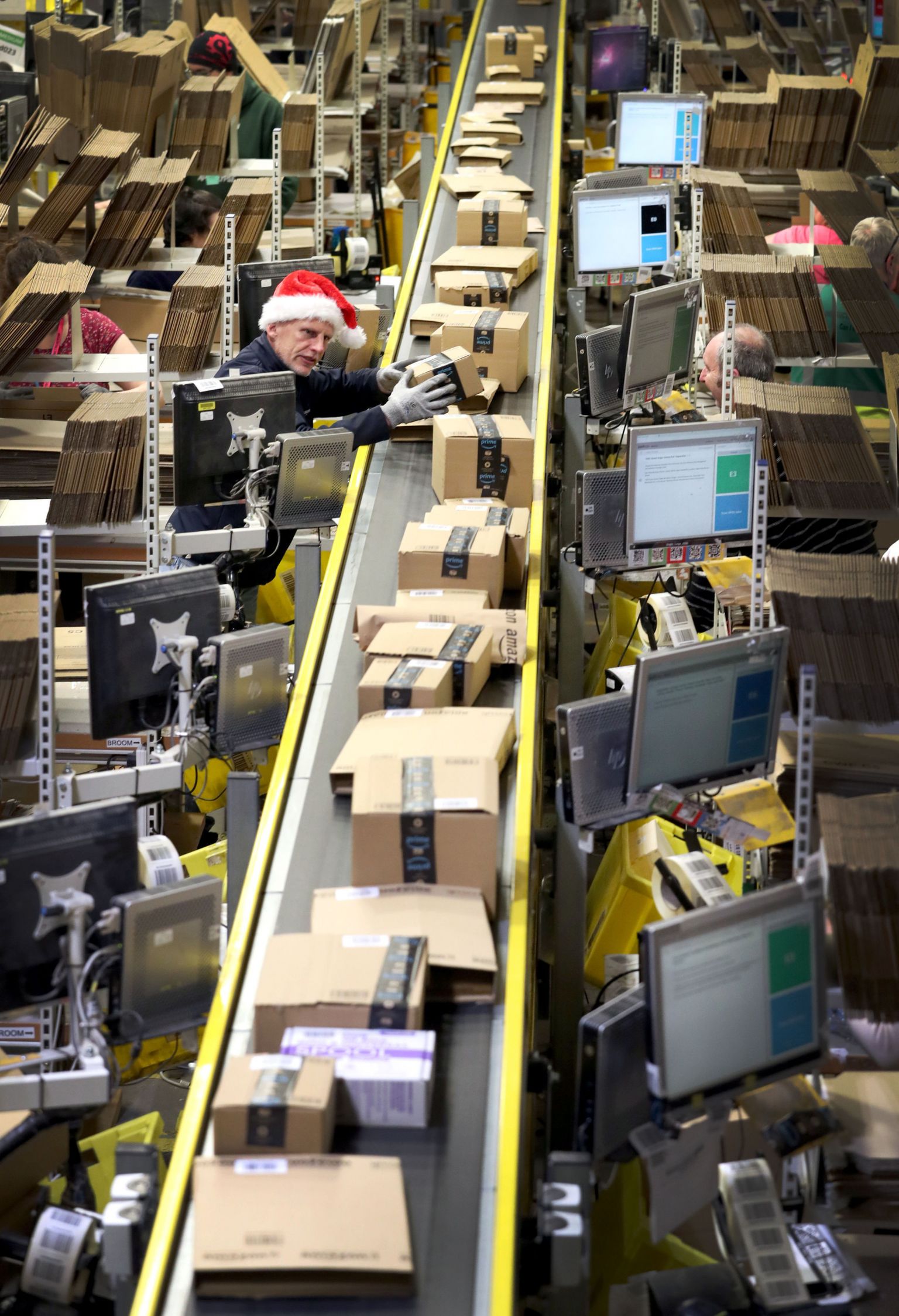 Amazoni pakkide väljastuskeskus Inglismaal keset jõuluhooaega.