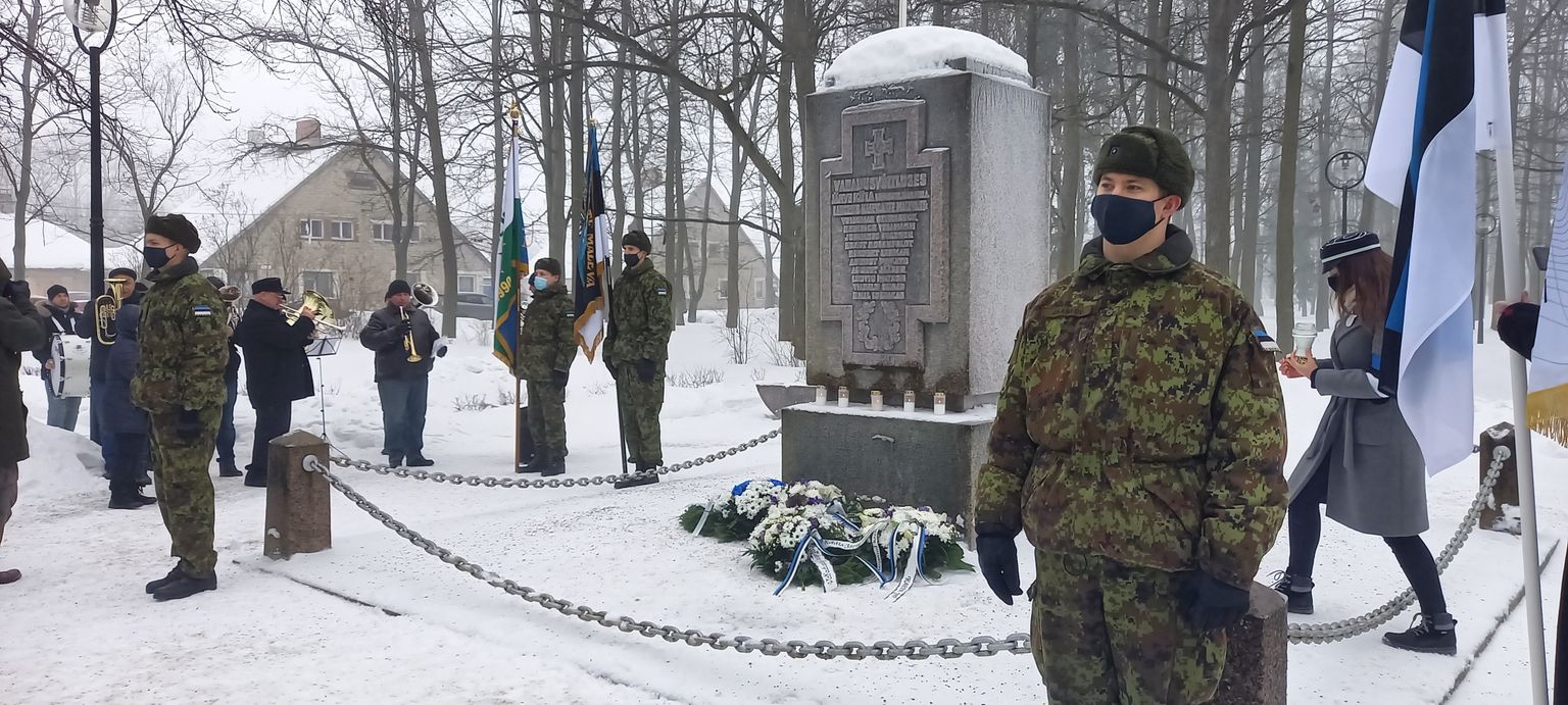В Кохтла-Ярве 103-летие Эстонской Республики отметили утром 24 февраля церемонией возложения венков к расположенному в старом городе монументу памяти павших в Освободительной войне.
