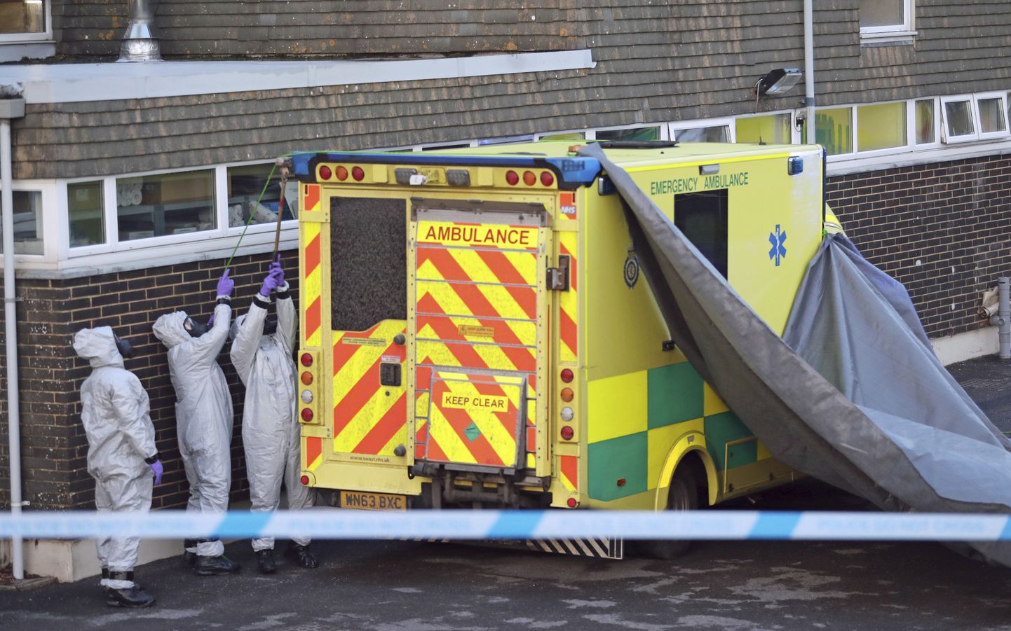 Briti keemiakaitsespetsialistid uurivad Salisburys ohvritele appi läinud kiirabiautot.
