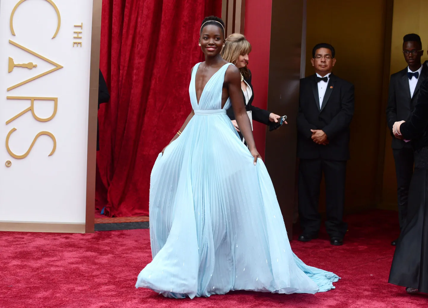 Lupita Nyong'o arrives at the Oscars on Sunday, March 2, 2014, at the Dolby Theatre in Los Angeles.  (Photo by Jordan Strauss/Invision/AP) / TT / kod 436