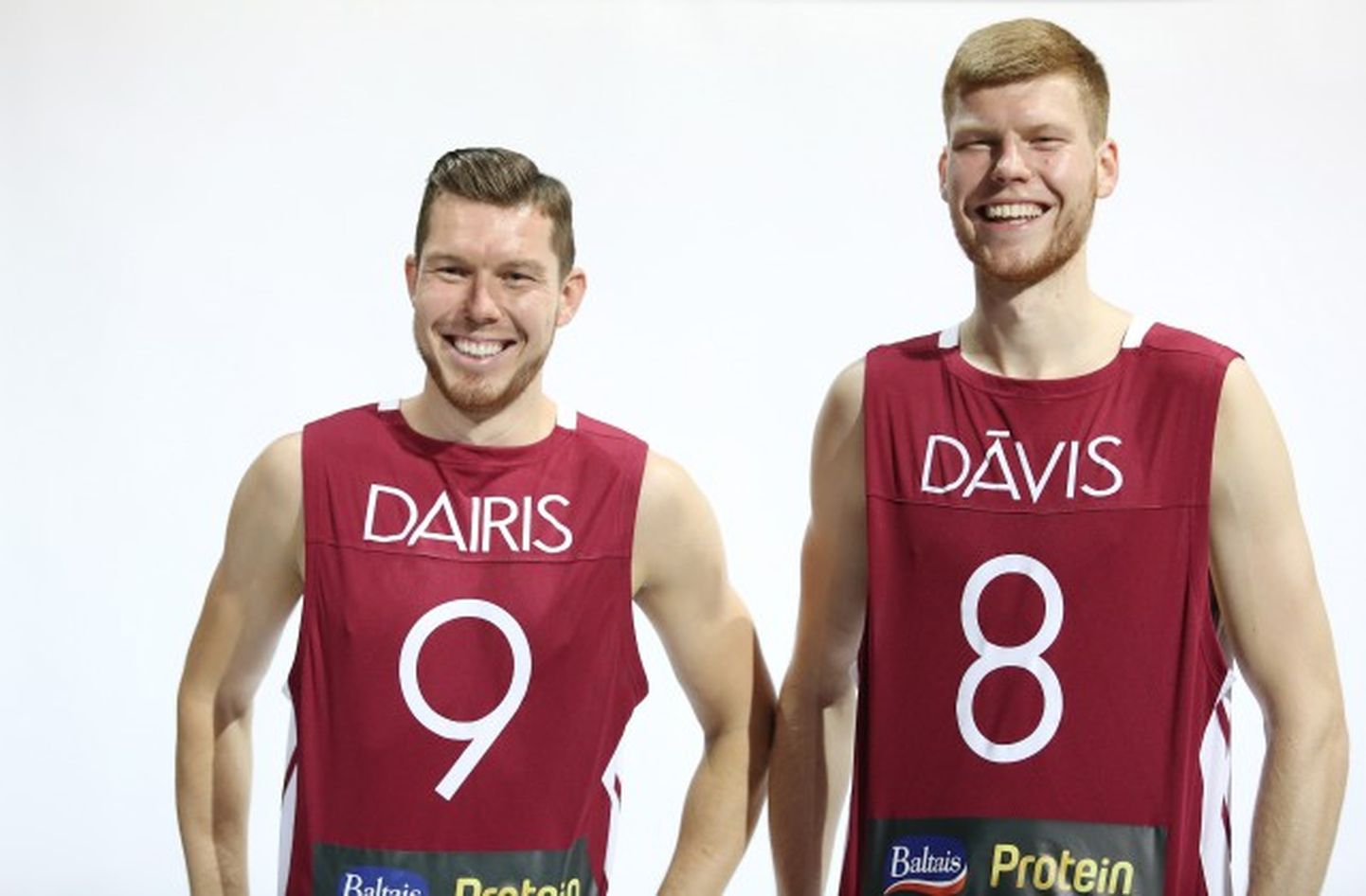 Latvijas vīriešu basketbola izlases spēlētāji brāļi Dairis (no kreisās) un Dāvis Bertāni