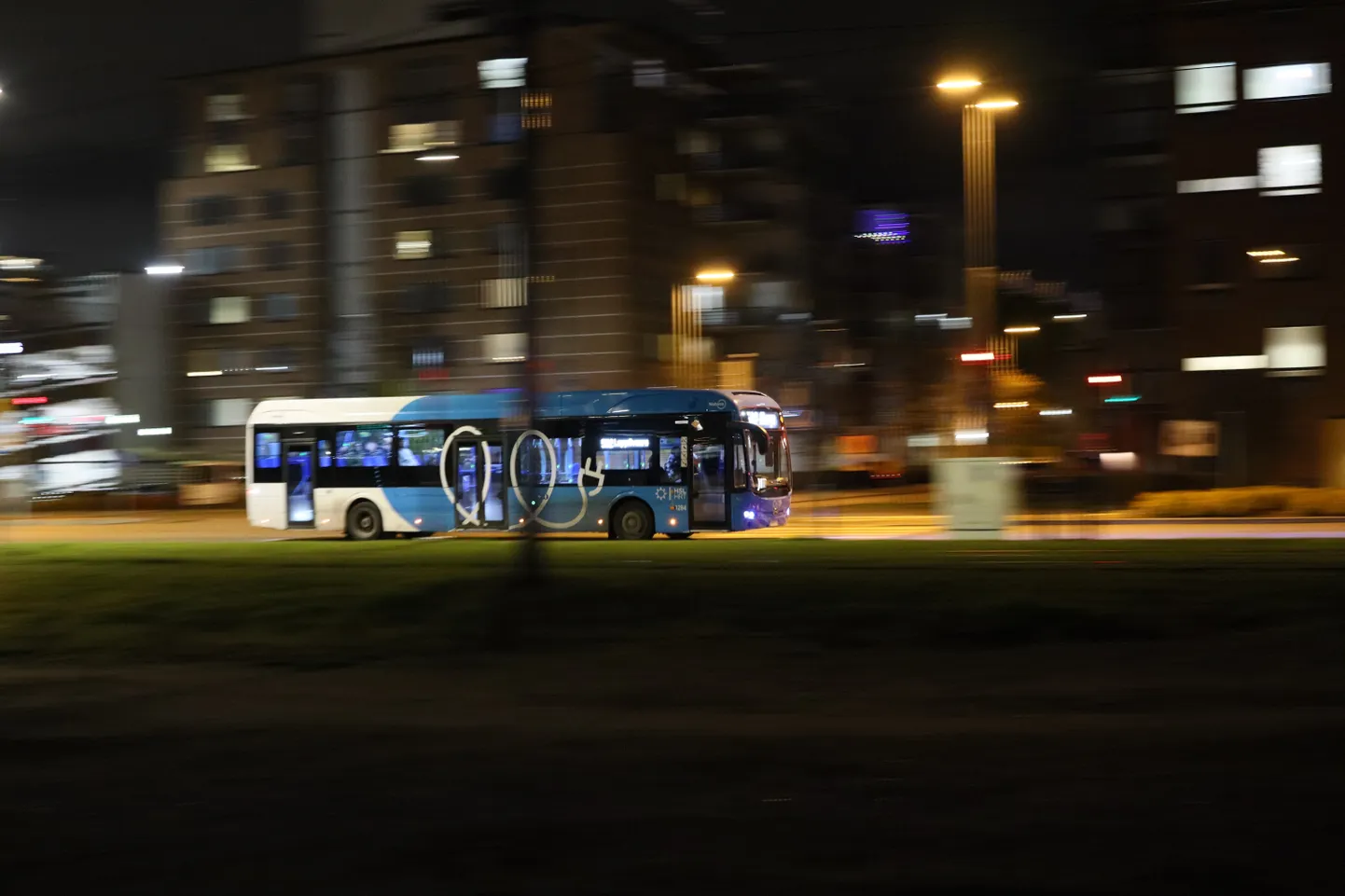 Buss sõitmas Soomes Espoos. Pilt on illustreeriv.